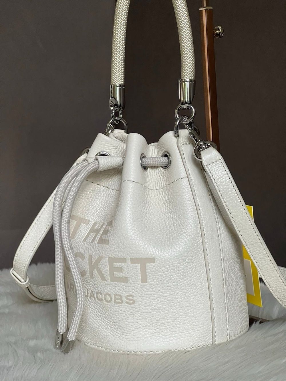 H652L01PF22 - Marc Jacobs The Leather Bucket Bag - Picture 3 of 16